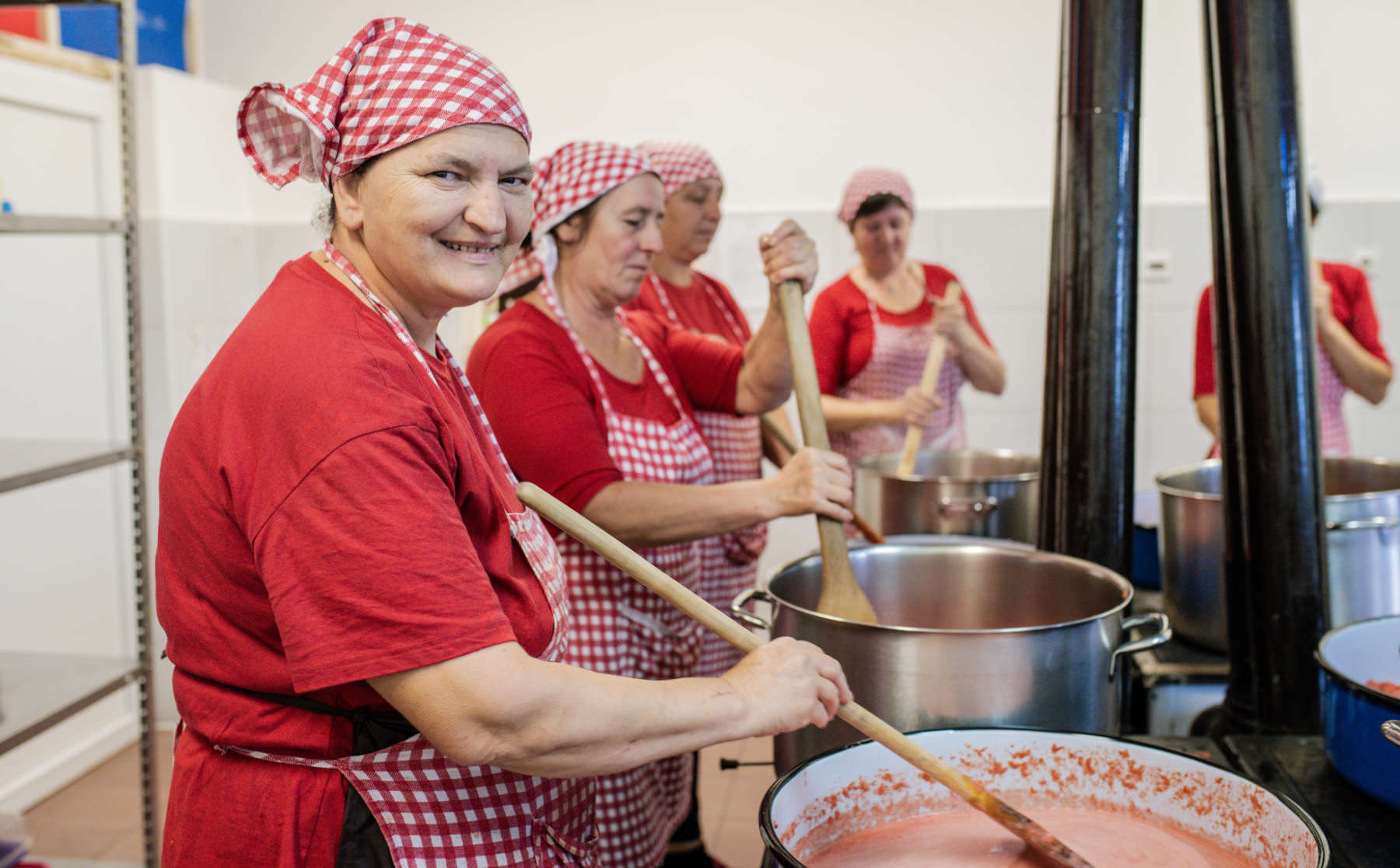 Die Frauen von Radanska Ruža kochen Bio Paradajz